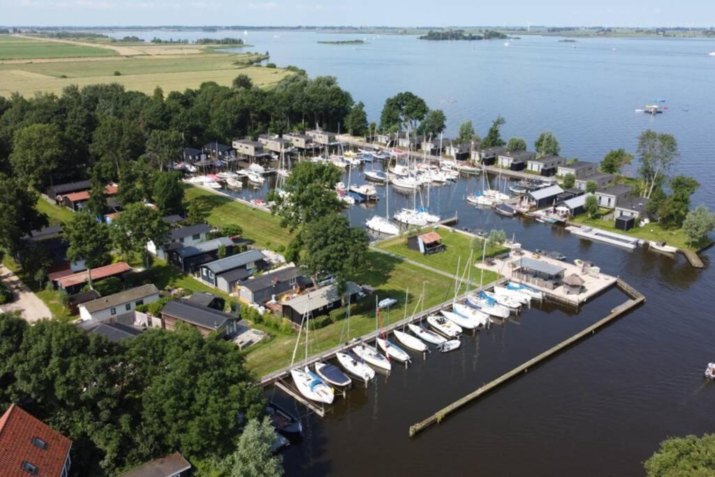 Modern Tiny House Op Rustig Watersportpark Villa Elahuizen Exterior photo
